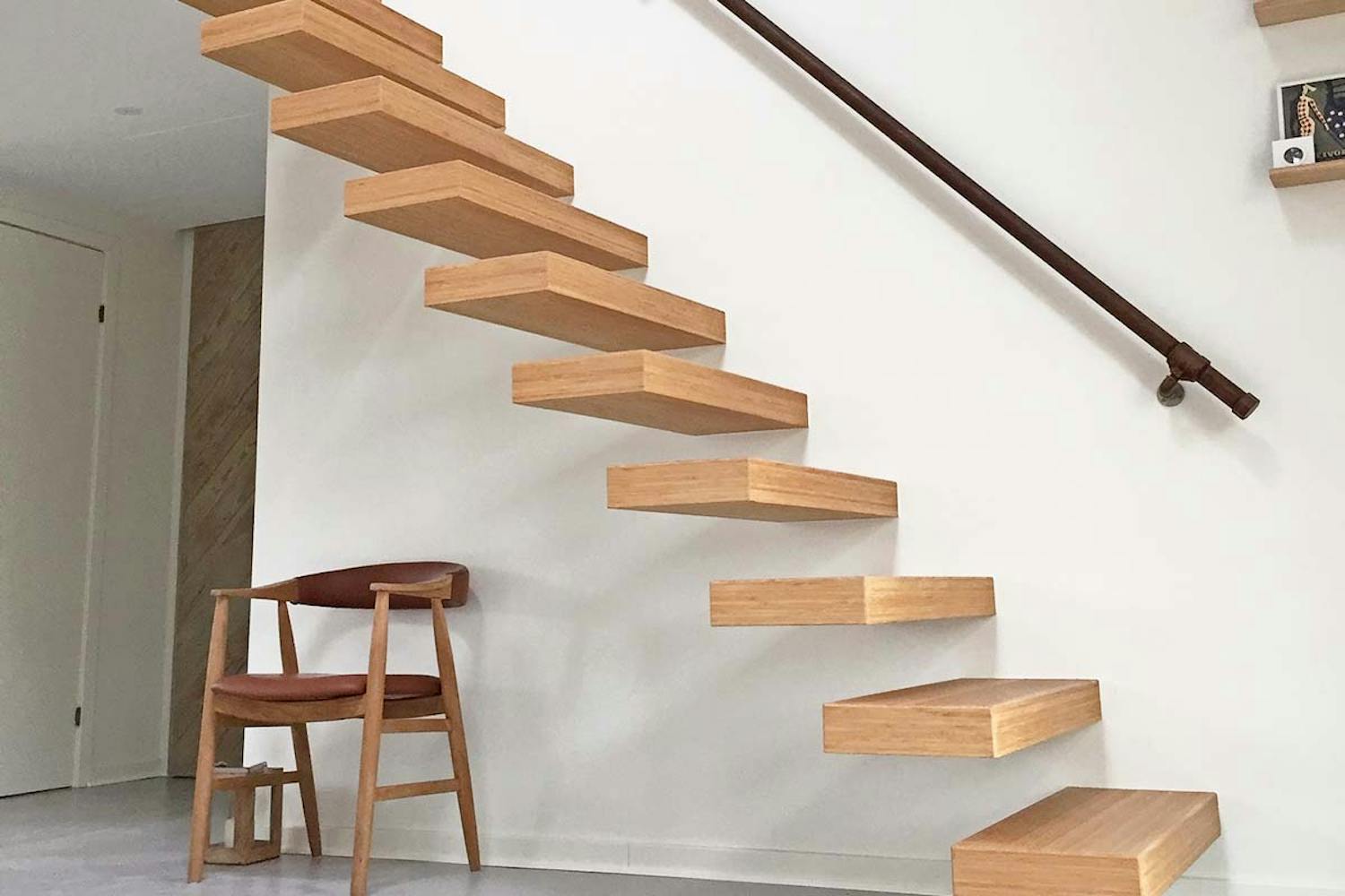 Svävande trappa Hemligheten bakom en svävande trappa